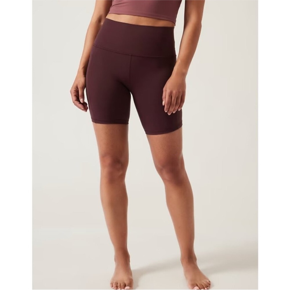 Athleta XS Salutation Stash Short in Maroon